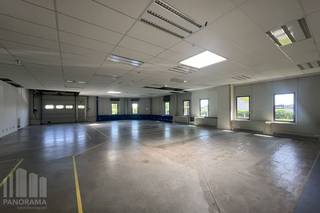 Kwalitatief kantoor van 230 m² met 236 m² magazijnruimte te huur.<br />Gelegen op slechts 700 m van de op- en afrit Sint-Agatha-Berchem van de Brusselse Ring (R0), met een vlotte ontsluiting naar de E40. De site is bovendien goed bereikbaar met het openbaar vervoer, met het station Groot-Bijgaarden op amper 400 m.<br /><br />De kantoorruimte geniet van veel natuurlijk lichtinval en is uitgerust met een kitchenette. Het magazijn is toegankelijk via een sectionale poort, wat zorgt voor een efficiënte logistieke werking.<br /><br />Het pand maakt deel uit van het <strong>Westpoint Business Park</strong>, dat beschikt over een ruime parking. Ideaal voor bedrijven die op zoek zijn naar een moderne, functionele en vlot bereikbare werkplek. Gebouw A kan bovendien geheel of in twee delen worden gehuurd, afhankelijk van de wensen van de huurder.<br /><br />Contacteer<strong> PANORAMA B2B</strong> voor bijkomende informatie, plannen of een vrijblijvend plaatsbezoek via<strong> 0477 09 00 09.</strong>