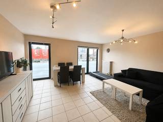 <strong>Gezellig GEMEUBELD appartement met 1 slaapkamer gelegen op een toplocatie in het centrum van Tessenderlo (Tessenderlo-Ham). </strong><br /><br /><span><strong>Indeling:</strong></span><br />+ inkomhal met ruimte voor vestiaire<br />+ apart gastentoilet met handenwasser<br />+ ruime leefruimte met grote vitrinekast, dressoir met tv, eettafel met stoelen en salontafel<br />+ aangrenzend geïnstalleerde open keuken uitgerust met oven, microgolf, spoelbak, kookplaat en dampkap<br />+ berging<br />+ gezellige slaapkamer met bed en kledingkast<br />+ badkamer met modern lavabomeubel, douche én aansluiting voor WM/DK<br /><br /><span><strong>Energie &amp; technieken:</strong></span><br />+ EPC: 100 kWh/m²/jaar - Label A<br />+ UC: 3932805<br />+ Verwarming op gas - cv ketel<br /><br /><em><strong>Uiterst centrale ligging, nabij alle voorzieningen zoals winkels, horeca, scholen, sportcomplexen, openbaar vervoer en op- en afrit E313. </strong></em><br /><em><strong>Ideaal appartement voor een starterskoppel!!</strong></em>
