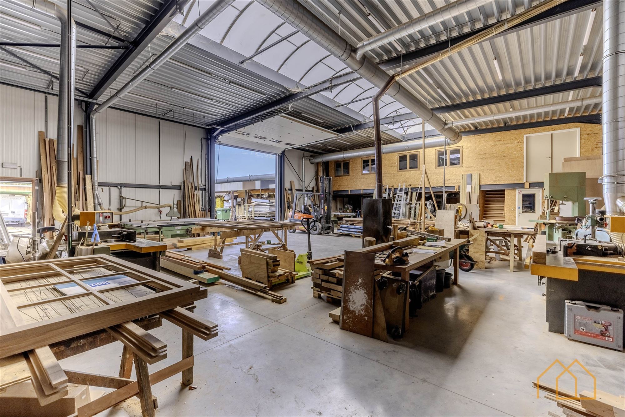 Ingerichte schrijnwerkerij van 400m² - foto 1