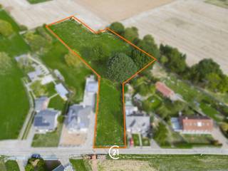 <p>Ontdek deze bouwgrond voor open bebouwing in Elene.</p><p><br />Op dit perceel bouwgrond van 816m² mag een open bebouwing gecreëerd worden, rekening houdend met volgende voorschriften:<br />- Hoofdvolume woning verplicht te voorzien van hellend dak met helling tussen 35 en 47°;<br />- Kroonlijsthoogte max. 6 m;<br />- Bouwdiepte gelijkvloers max. 20 m;<br />- Bouwvrije zijstrook links min. 3 m; rechts min. 5 m;<br />- De gevelmaterialen van het hoofdgebouw zijn vrij te kiezen maar dienen in overeenstemming te blijven met de omgeving. Scherpe contrasten dienen daarbij vermeden te worden.<br />- De vloerpas situeert zich max. (i.p.v. min.) 35 cm boven het oorspronkelijk maaiveld.<br />- Max. één bijgebouw van max. 60 m², te voorzien tegen de linker perceelsgrens, op zelfde voorbouwlijn als links aanpalende garage.<br />- Eventuele bijkomende verhardingen bij de woning en/of het bijgebouw dienen tot een minimum beperkt te worden en worden bij voorkeur in waterdoorlatende materialen aangelegd of als infiltrerend in onverharde stroken op eigen perceel.<br />- In de voortuin mag max. 1/3 (i.p.v. ½) van de oppervlakte verhard worden.</p><p>Achter het lot bouwgrond omvat deze eigendom eveneens 45are weiland. Dit perceel dient erbij aangekocht te worden voor een vraagprijs van €45.000</p>