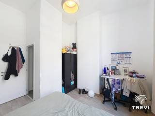 <strong>SINT-GILLIS – Ideaal gelegen in de Maurice Wilmottestraat, niet ver van het Kasteleinsplein, in de directe nabijheid van winkels, restaurants en openbaar vervoer, in een schitterend volledig gerenoveerd herenhuis (met in totaal 7 kamers en 5 douchekamers), prachtige kamer in een gedeelde woning van ±25m² gelegen op de 1e verdieping aan de achterzijde. De kamer beschikt over een mooie slaapruimte, een aparte bureauruimte en een eigen douchekamer (douche, wastafel). Provisie voor lasten van € 150/maand (koud water, warm water, verwarming, gemeenschappelijke delen, elektriciteit, verzekering). EPC F! Beschikbaar vanaf 01/11/2026. Afmetingen worden ter indicatie gegeven.</strong><br /><br />
<p><u>Op de 1<sup>e</sup> verdieping (aan de achterzijde):</u></p>
<p> </p>
<p>Kamer van ±25m² omvattende:</p>
<ul>
<li>Een mooie slaapruimte</li>
<li>Een aparte bureauruimte</li>
<li>Een eigen douchekamer (douche, wastafel)</li>
</ul>
<p> </p>
<p>Gemeenschappelijke ruimtes: Het huis werd volledig gerenoveerd en telt in totaal 7 kamers en 5 douchekamers.</p>