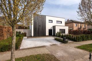 Luxueus energetisch gerenoveerde woning met verwarmd zwembad op toplocatie in LintDeze high-end vernieuwde woning combineert hedendaags wooncomfort...