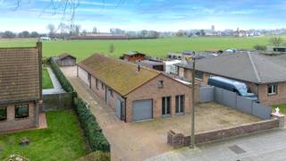 Vrijstaande woning op een prachtig perceel van maar liefst 847 m² met een optimale zuidwest oriëntatie. Op het perceel zijn er 2 garages (waarvan...