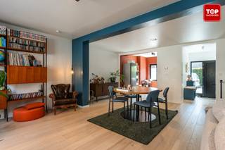 Welkom in deze prachtig gerenoveerde woning (2021), waar licht, ruimte en comfort samenkomen, met een rustige, groene tuin vlak bij het bruisende stadscentrum.Deze charmante woning werd met oog voor detail en hoogwaardige materialen vernieuwd. <br /><br />De lichtrijke leefruimte is een echte blikvanger dankzij de hoge plafonds en grote schuiframen die zorgen voor overvloedig natuurlijk licht. De warme parketvloer geeft het geheel een stijlvolle en gezellige uitstraling. Aansluitend bevindt zich de zonnige stadstuin: een groene oase van rust, ideaal om te ontspannen of buiten te tafelen.<br /><br />De ruime keuken is volledig uitgerust en biedt veel kastruimte. Daarnaast is er praktische bergruimte, waaronder een inkomhal met vestiaire en een multifunctionele extra kamer, perfect als fietsenberging of bureau.De woning telt vier volwaardige slaapkamers. De master bedroom beschikt over een privatief terras. Op de eerste verdieping zijn er twee badkamers: één met bad en dubbele lavabo en één met douche en lavabo.<br /><br />Duurzaam wonen is mogelijk dankzij het gunstige EPC-label B, wat zorgt voor een lager energieverbruik en beperkte kosten.<br /><br />De ligging is een absolute troef: op wandelafstand van parken zoals Rozebroeken, Arbedpark en Bijgaardepark. Ook de Schelde en het Nationaal Park Scheldevallei liggen vlakbij. Met de fiets bereik je het centrum van Gent in 10 minuten. Scholen, winkels en openbaar vervoer (bus en station Gent-Dampoort) zijn dichtbij.<br /><br />In de buurt vind je leuke adresjes zoals Cannelle, De Roos, Boteco en Clouds in my Coffee. De wijk is rustig, kindvriendelijk en populair bij jonge gezinnen. Kortom: een instapklare, lichtrijke woning op toplocatie.<br /><br />Vrij bij akte!<br /><br />Contacteer Top Vastgoed voor een bezoek: 0475 700 700.