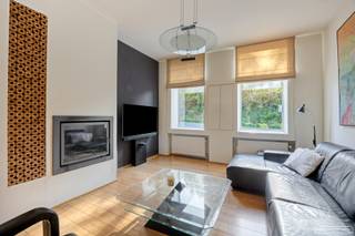 <p>Gelegen te Edelareberg 22 in Oudenaarde vindt u deze woning met drie slaapkamers, een inpandige garage en een verrassend ruime indeling. De extra woonkamer/bureau op de eerste verdieping met prachtig zicht en de grote berging bieden heel wat mogelijkheden voor wie op zoek is naar voldoende leef- en opbergruimte.</p>

<h3>Gelijkvloers</h3>

<p>Via de inkom betreedt u de ruime leefruimte, waar plaats is voor een gezellige zithoek met houtcasette en een eetgedeelte. Aansluitend bevindt zich de afzonderlijke keuken. Verder beschikt het gelijkvloers over een inpandige garage, een gang met apart toilet en een ruime berging met plaats voor wasvoorzieningen en extra opslag.</p>

<h3>Eerste verdieping</h3>

<p>Op de eerste verdieping bevinden zich drie slaapkamers. De badkamer is voorzien van een ligbad, een douche en een dubbele wastafel. Er is ook een afzonderlijk toilet. Een bijkomende woonkamer vormt een mooie aanvulling op de leefruimte beneden en kan naar eigen behoefte worden ingericht als ontspanningsruimte, hobbykamer of bureau.</p>

<h3>Ligging</h3>

<p>De woning ligt in Edelare, een deelgemeente van Oudenaarde, in de Vlaamse Ardennen. De ligging langs de N8 biedt een rechtstreekse verbinding richting Oudenaarde en Brakel. Tegelijk vormt de omgeving een fijne uitvalsbasis voor wandelingen en fietstochten door het glooiende landschap, onder meer in de omgeving van Kerselare.<br /><br />Zoekt u een woning met drie slaapkamers, een garage, extra ruimte om uw woonwensen vorm te geven en vooral een prachtig zicht?</p>

<h3><em>Interesse? Schrijf je in voor het bezoekmoment!<br />Schrijf je in voor het bezoekmoment van 27/10 via de zwarte knop "maak een afspraak" op onze website.</em></h3>

<p><br />Voor meer info contacteer Martijn via 0470/629568 of martijn@maesconceptimmo.be</p>