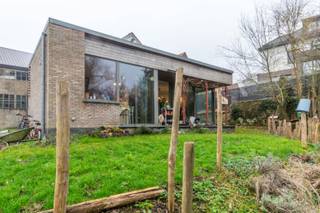 Een residentieel gelegen alleenstaande villa (EPC: C) met oa. 3 slaapkamers, 1 badkamer + 1 douchekamer, oprit/parking,terras en zuid-west tuin op...