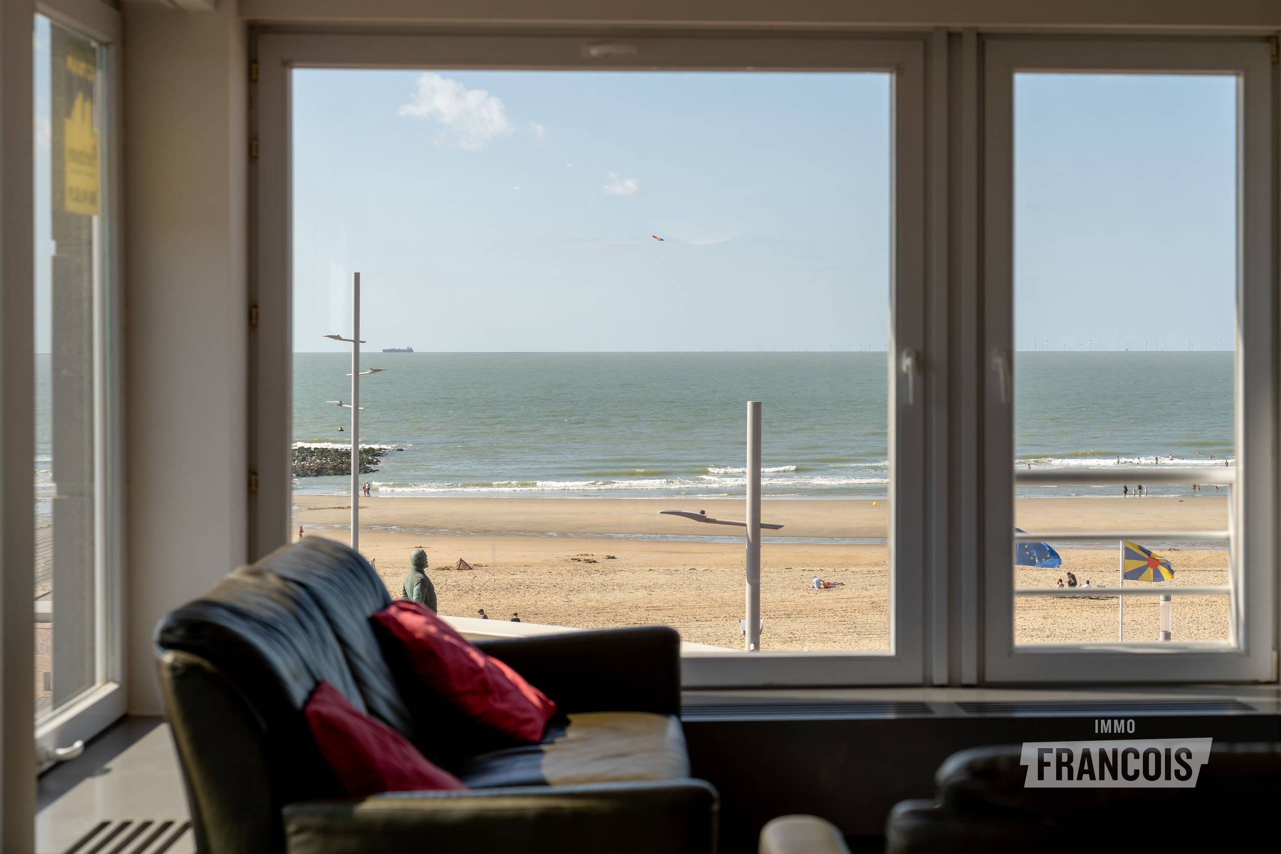 Exclusief gerenoveerd appartement met frontaal zeezicht op de Zeedijk van Wenduine - foto 4