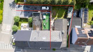 Gelegen in het centrum van De Pinte, op wandelafstand van scholen, winkels, openbaar vervoer,... treffen we deze te renoveren halfopen bebouwing aan.

Het huis heeft de volgende indeling: inkomhal, leefruimte, ruime keuken, badkamer met douche, dubbele lavabo en voorzieningen wasmachine,.. en een apart toilet. verder op het gelijkvloers is er een grote garage en een kelder. Op de eerste verdieping zijn er 2 slaapkamers. De zolder, die via vaste trap te bereiken is, kan verder ingericht worden als extra grote slaapkamer.

Buiten is er een goed georiënteerde tuin en een aparte, privatieve oprit voor 3 wagens (te bereiken via de Eeuwfeestlaan.)
grote troeven hier zijn: toplocatie, goede oriëntatie, ruimte, charme en mogelijkheden.

Renovatieverplichting: ja﻿﻿

Voor meer informatie of een bezoek kan u terecht bij Sander Dejonghe via sander@vastgoeddejonghe.be
Alle dossierstukken kan u downloaden op www.vastgoeddejonghe.be