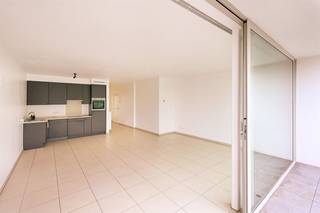 Dit ruime en energiezuinige appartement in de Frieslandstraat te Hoboken beschikt over een aangename woonkamer met open keuken en aansluitend een groot terras.V erder omvat het appartement een inkomhal, aparte ruime berging, badkamer met ligbad/douchecombinatie en twee ruime slaapkamers. Een private kelderberging biedt extra opbergruimte. De ligging is praktisch, met winkels, openbaar vervoer en belangrijke invalswegen vlot bereikbaar en een goede verbinding richting Antwerpen. Een autostaanplaats is verplicht bij te huren aan € 70/maand. De maandelijkse gemeenschappelijke kosten bedragen € 60. Een ruim en comfortabel appartement met een fijn terras en een vlot bereikbare ligging. - gelieve uw aanvraag via het contactformulier in te vullen. er worden telefonisch geen afspraken ingepland