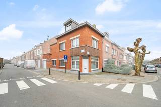 RUIM GERENOVEERD HOEKPAND MET GARAGE EN KNAP DAKTERRAS(vergund met architect )  --- TOFFE AANGENAME LIGGING Ruime living overladen met lichtinvallen,...