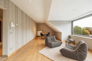 <p><span><strong>Home4You verkoopt:</strong> een bijzonder ruim en lichtrijk appartement van <strong>99 m²</strong>, gelegen op de <strong>2e verdieping</strong> van een kleinschalige residentie in het hart van Destelbergen.</span></p><p><span>Dé blikvanger is zonder twijfel het uitzicht. Zowel vanuit de <strong>royale leefruimte als de ruime leefkeuken</strong> kijkt u rechtstreeks uit op het groene <strong>Kasteeldomein Van Acker</strong>. De avondzon valt hier heerlijk binnen en zorgt voor een bijzonder aangename sfeer.</span></p><p><span>Ruimte vormt de rode draad doorheen het appartement. De woonkamer biedt moeiteloos plaats aan meerdere zitmeubelen en een ruime eettafel. Ook de afzonderlijke keuken is royaal opgevat en biedt nog voldoende plaats voor een extra eetplek.</span></p><p><span>Aansluitend aan de keuken bevindt zich een <strong>uitzonderlijk ruime berging</strong> met plaats voor wasmachine, droogkast en bijzonder veel bijkomende opslagruimte.</span></p><p><span>Verder beschikt het appartement over <strong>2 ruime slaapkamers</strong>. Eén slaapkamer is momenteel voorzien van een dressingkast, terwijl de tweede kamer eveneens perfect kan worden ingericht als slaapkamer, bureel of thuiswerkruimte.</span></p><p><span>De <strong>brede inkomhal en ruime deuropeningen</strong> versterken het open en comfortabele karakter van het appartement. De badkamer is uitgerust met een douche en dubbele lavabo en daarnaast zijn er <strong>2 toiletten</strong>.</span></p><p><span>De lift brengt u rechtstreeks tot niveau -1, waar zich een <strong>zeer ruime private kelderberging</strong> bevindt. Daarnaast zijn er <strong>private parkeermogelijkheden beschikbaar</strong>.</span></p><p><span>Ook qua afwerking werd gekozen voor <strong>kwalitatieve materialen</strong>, waaronder echte parket en een verzorgde keuken met ingebouwde vaatwasser en kwalitatieve toestellen.</span></p><p><span>Het appartement wordt verwarmd op <strong>aardgas</strong> en beschikt over een gunstig <strong>EPC label B – 115 kWh/m²jaar</strong>.</span></p><p><span>De residentie omvat het gelijkvloers, een eerste en een tweede verdieping en telt <strong>4 appartementen en een handelsruimte op het gelijkvloers</strong>. Winkels, scholen, openbaar vervoer en dagelijkse voorzieningen bevinden zich vlakbij, terwijl het wandelbare Kasteeldomein letterlijk aan de overzijde ligt.</span></p><p><span><strong>Vloerplannen beschikbaar op aanvraag.</strong></span></p><p><span><strong>4 kernpunten:</strong></span></p><p><span>• <strong>Topligging:</strong> centrum Destelbergen, recht tegenover Kasteeldomein Van Acker</span><br /><span>• <strong>Ruimte:</strong> 99 m², 2 ruime slaapkamers en uitzonderlijk veel bergruimte</span><br /><span>• <strong>Energie & kwaliteit:</strong> EPC B, aardgas, echte parket en kwalitatieve keukenapparatuur</span><br /><span>• <strong>Comfort:</strong> private parkeermogelijkheden beschikbaar, 2 toiletten, lift tot -1 én zeer ruime kelderberging</span></p>