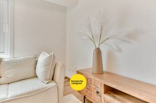 Dit aangename en volledig gemeubelde appartement is gelegen in het hart van Westende-bad en vormt een ideale uitvalsbasis aan zee of een interessante investering. Het appartement bevindt zich in een verzorgd gebouw en beschikt over een lichtrijke leefruimte met open keuken, uitgerust met de nodige toestellen. Verder zijn er een aparte toiletruimte, een badkamer met douche en aansluiting voor een wasmachine, en een comfortabele slaapkamer die rustig achteraan is gelegen.<br />Het appartement is voorzien van energiezuinige beglazing, conforme elektriciteit en elektrische verwarming. In het gebouw is een gemeenschappelijke fietsenberging aanwezig en bovendien zijn er vier gemeenschappelijke autostandplaatsen ter beschikking van de eigenaars. Dankzij de centrale ligging op wandelafstand van zee, strand en alle voorzieningen, en de gemeubelde verkoop, is dit appartement meteen gebruiksklaar. Een mooie opportuniteit voor eigen gebruik, tweede verblijf of verhuur aan de kust.<br />EPC: 354 kWh/m² - UC: 3069373 ~ Vg, Wg, Gvkr, Gvv, Gmo ~ Ref. MI24410
