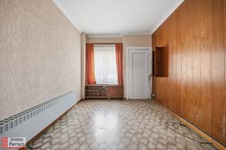 Zoek je een betaalbaar renovatieproject in het hart van Zichem dat je volledig naar je eigen hand kunt zetten? Deze bescheiden rijwoning in de Kapitein Modest Cuypersstraat is de ideale match voor starters of handige Harry's die niet bang zijn om de handen uit de mouwen te steken.<br /><br />De grootste troef is zonder twijfel het diepe perceel van 63 meter. Hier geniet je in je eigen west-gerichte tuin volop van de middag- en avondzon na een drukke dag. Omdat het pand renovatieplichtig is, heb je de volledige vrijheid om de woning meteen modern en energiezuinig in te richten.<br /><br /><u><strong>INDELING</strong></u><br /><strong>Gelijkvloers:</strong> Woonkamer, eetkamer, keuken, patio, toilet, berging<br /><strong>1ste verdieping:</strong> Slaapkamer, ruime badkamer<br /><strong>Tuin: </strong>Diepe, west-gerichte tuin<br /><br />***asbestattest in aanvraag***<br /><br />Ervaar zelf de vele voordelen van deze woning tijdens een persoonlijke rondleiding.<br />Maak vandaag nog je afspraak.<br />Mail naar info@immopersyn.be of bel 013 444 008.