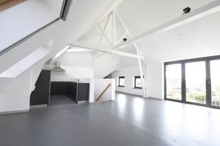 Ben je op zoek naar een instapklaar appartement in Kruibeke? <br /><br />Het appartement is gelegen op de eerste en tweede verdieping en is bereikbaar via een trap.<br />Je komt binnen in de inkomhal, waar je beschikt over ruime opbergkasten met plaats voor onder andere een wasmachine en extra bergruimte.<br /><br />Tevens op deze verdieping een <strong>nieuw geïnstalleerde badkamer</strong> en <strong>twee ruime slaapkamers</strong>.<br /><br />Via de trap bereik je de bovenverdieping, waar zich een ruime en lichtrijke leefruimte bevindt met een uitgeruste keuken.<br />De keuken werd voorzien van onder meer een <strong>nieuwe koelkast </strong>en <strong>oven</strong>.<br />Aansluitend aan de leefruimte is er nog een bergplaats.<br /><br />Het appartement beschikt bovendien over een gemeenschappelijke fietsenstalling. <br /><br />Eveneens is er een <strong>autostaanplaats </strong>ter beschikking.<br /><br /><strong>Praktische informatie:</strong>
<ul>
<li>Onmiddellijk beschikbaar</li>
<li>Gemeenschappelijke kosten per maand: € 30,-</li>
<li>Huurwaarborg: 3 maanden huur (€ 2.940,-)</li>
<li>Combi ingaande + uitgaande plaatsbeschrijving: € 285,- incl. 21 % BTW (per partij)</li>
</ul>
Interesse? Neem gerust contact op voor meer informatie of een bezoek ter plaatse.<br />