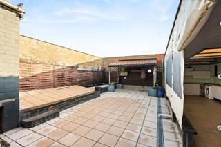 Naar het einde toe van de doodlopende Damweg op enkele stappen van het jaagpad, ligt de inrit voor deze woning in 2de lijn waar je onmiddellijk...