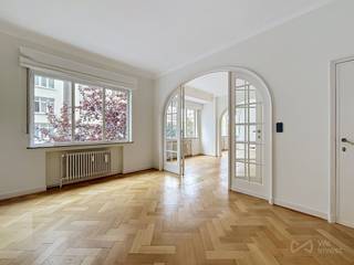 <p><strong>ELSENE – STERREPLEIN | APPARTEMENT MET 1 SLAAPKAMER ±105 M²</strong></p>
<p>In het hart van het prestigieuze Sterreplein in Elsene, op de hoek van de Ernestinelaan en de Renbaanlaan, ontdekt u dit elegante appartement op de tweede verdieping van de opmerkelijke <strong>Residentie Ernestine</strong>.</p>
<p>Deze karaktervolle modernistische residentie werd gebouwd in 1936 en biedt een bijzondere architecturale omgeving, gecombineerd met een bevoorrechte ligging in het hart van Elsene. Het gebouw beschikt over <strong>twee liften die aan de huidige normen voldoen</strong> en een <strong>conciërgeservice</strong>.</p>
<p>Het appartement heeft een oppervlakte van <strong>106 m² volgens het EPC</strong> en werd recent gerenoveerd met behoud van zijn authentieke charme, onder meer dankzij de <strong>mooie parketvloer in de ontvangstruimtes en de slaapkamer</strong>.</p>
<p>Oorspronkelijk ingedeeld met <strong>twee slaapkamers</strong>, werd het appartement heringericht als <strong>appartement met 1 slaapkamer</strong>, waardoor vandaag ruime leefruimtes en verschillende afzonderlijke leefruimtes ontstaan. <strong>De derde ruimte biedt in de huidige indeling verschillende mogelijkheden: een bureau, slaapkamer, bibliotheek, ontspanningsruimte of andere bestemming naargelang de behoeften.</strong></p>
<p>Het appartement bestaat momenteel uit <strong>verschillende leefruimtes</strong>, een keuken, een slaapkamer van ongeveer <strong>12 tot 13 m², inclusief ingebouwde kasten</strong>, en de sanitaire voorzieningen. Het appartement beschikt tevens over <strong>een privatieve kelder</strong>. Op het gelijkvloers van het gebouw is bovendien een <strong>multifunctionele ruimte die kan worden gebruikt als atelier of fietsenberging</strong> beschikbaar.</p>
<p>Gelegen in een bijzonder gegeerde omgeving, tussen <strong>de Begraafplaats van Elsene, de Abdij Ter Kameren en het Ter Kamerenbos</strong>, geniet het pand van een groene en levendige omgeving. In de onmiddellijke nabijheid bevinden zich de <strong>Solbosch-campus</strong>, de <strong>Louizalaan</strong> en haar talrijke winkels, evenals het <strong>Flageyplein</strong>.</p>
<p>Ook voor het openbaar vervoer is de ligging uitstekend, met onder meer tramlijnen <strong>8, 7 en 25</strong>, die een vlotte verbinding bieden naar Louiza, Roodebeek, Heizel, Vanderkindere, Rogier en Boondaal.</p>
<p><strong>Maandelijkse lasten: ± €300</strong><br /><strong>EPC: D</strong></p>
<p>Een karaktervol appartement dat <strong>ruime volumes, een recente renovatie, een flexibele indeling en een bevoorrechte ligging</strong> combineert, en een elegante en functionele woonomgeving in het hart van Elsene biedt.</p>