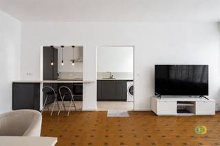 <p><span>Ontdek dit recent en stijlvol gerenoveerde appartement op de bovenste verdieping van een kleinschalig en uitstekend onderhouden gebouw in Wemmel. De renovatie werd uitgevoerd met oog voor detail en interieurarchitectuur, wat resulteert in een modern en harmonieus geheel waar comfort en uitstraling perfect samenkomen. Dankzij de uitstekende ligging geniet u van een vlotte bereikbaarheid: openbaar vervoer bevindt zich letterlijk voor de deur en de nabijheid van de autosnelweg zorgt voor een snelle verbinding naar Brussel en andere bestemmingen. Bovendien woont u hier in alle rust, zonder bovenburen, met extra privacy als absolute troef. Via de ruime inkomhal bereikt u alle ruimtes van het appartement. Achter de stijlvolle glazen deur bevindt zich de lichtrijke leefruimte met gezellige zithoek, eetplaats en open keuken. De moderne keuken beschikt over een halfopen eiland, ideaal voor gezellige momenten, een aansluiting voor een wasmachine en een praktische berging. Verder omvat het appartement twee slaapkamers, een apart toilet en een vernieuwde badkamer met douche, wastafel en handdoekdroger. Vanuit de grootste slaapkamer heeft u toegang tot het terras met een aangenaam groen uitzicht. Ook als investering is dit appartement bijzonder interessant: het pand is momenteel verhuurd en biedt onmiddellijk rendement. Bovendien werd de mede-eigendom de voorbije jaren grondig onderhouden, waardoor het gebouw zich vandaag in uitstekende staat bevindt. Plan vandaag nog uw bezoek</span></p><p><span> </span></p>