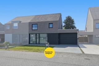 Instapklare woning (bwj 2011) met 3 ruime slaapkamers in Zandvoorde<br /><br />Gelegen in de rustige Boomgaardlaan 43 te Zandvoorde, vindt u deze verzorgde en lichtrijke woning die comfort en ruimte perfect combineert.<br /><br />Indeling: <br />De woning geniet van een oprit en voortuin via de inkom met apart toilet kom je in de leefruimte. De grote raampartijen zorgen voor ruimte en natuurlijk licht. De open keuken is volledig ingericht en recent opgefrist met een nieuw werkblad (Smeg-toestellen).<br /><br />De berging ligt aan de keuken en geeft toegang tot de zeer ruime garage. Deze berging is voorzien van inbouwkasten en biedt een praktische ruimte voor wasmachine en droogkast.<br /><br />In de zeer ruime garage (voorzien van een brede elektrische sectionale poort) is er plaats voor fietsen, je wagen en zelfs nog genoeg opbergruimte voor rekken en werktafel. <br /><br />Op de eerste verdieping:<br /> 3 ruime slaapkamers, elk met voldoende plaats voor een comfortabel slaap- en opbergcomfort.<br />Een badkamer met zowel bad als inloopdouche en een apart toilet.<br /><br />De zolderverdieping is toegankelijk via het zolderluik + trap. Genoeg opbergruimte dus!<br /><br />De zuidgerichte tuin is aangelegd met terras en is toegankelijk via de garagedeur, of via het schuifraam in de leefruimte.<br /><br />Extra troef: de woning heeft een energiezuinig EPC-label A, wat garant staat voor lage energiekosten en duurzaam wonen. (uiteraard is deze woning ook volledig asbestvrij gezien zijn bouwjaar)<br />De keuring van de huishoudelijke installatie is conform.<br /><br />Ligging/Locatie: Zandvoorde (deelgemeente Oostende) is gegeerd vanwege zijn snelle verbinding met zowel Oostende als Brugge, Gent enz. Maar ideaal voor wie wel rustig wil wonen. <br /><br />Interesse? Neem snel contact op voor een bezoek of meer info.<br /><br />De vermelde prijs is een richtprijs d.w.z. bij een richtprijs nodigt de verkoper geïnteresseerden uit om een bod uit te brengen, dit bod kan zowel hoger of lager liggen.