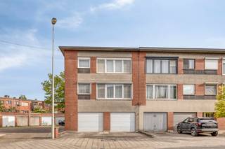 Ontdek dit energiezuinige appartement van ca. 74 m² aan de Roederdelft in Merksem. Gelegen op de eerste verdieping, geniet u hier van een...