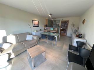 <p><span>Topstudio op </span><span>absolute topligging</span><span>, gelegen op de </span><span>4de verdieping</span><span> met een uniek uitzicht op de </span><span>beroemde schildpad</span><span>. Deze </span><span>zuidgerichte studio met slaaphoek</span><span> verkeert in </span><span>sublieme, instapklare staat</span><span> en is tot in de puntjes verzorgd.</span></p><p><span>De indeling omvat een inkomhal met slaaphoek, een ruime badkamer, een volledig ingerichte keuken en een grote, lichtrijke woonkamer die uitgeeft op een </span><span>ruim zonovergoten terras</span><span>. Dankzij de perfecte oriëntatie geniet u hier de hele dag van zon en licht.</span></p><p><span>Daarnaast bestaat de mogelijkheid tot aankoop van een </span><span>ondergrondse berging</span><span>, wat extra comfort biedt.</span></p><p><span>De meubelen zijn inbegrepen in de verkoop. </span></p><p><span>Deze studio is een </span><span>zeldzame parel</span><span>: ideaal als </span><span>tweede verblijf</span><span> of waardevaste investering op een </span><span>unieke locatie</span><span>.</span></p>