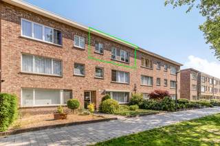 <p>Volledig <strong>gerenoveerd appartement </strong>op de<strong> tweede verdieping </strong>met garage (vraagprijs: €25.000,-) in een <strong>rustige omgeving</strong> in een <strong>kleinschalig gebouw.</strong><br /><br /><strong>Indeling:</strong><br />Via de inkomhal betreedt u de <strong>lichtrijke en ruime leefruimte,</strong> die naadloos aansluit op een <strong>volledig geïnstalleerde open keuken</strong>. Naast de keuken is er nog <strong>een kamer</strong> die kan gebruikt worden als <strong>derde slaapkamer of bureel. </strong> <br />In de nachthal vindt u een <strong>praktische berging </strong>met <strong>aansluitingen </strong>voor <strong>wasmachine en droogkast.</strong><br />De <strong>gerenoveerde badkamer</strong> is uitgerust met een stijlvolle<strong> inloopdouche </strong>en een <strong>modern badkamermeubel </strong>met een <strong>enkele wastafel.</strong> Daarnaast is er een <strong>apart toilet </strong>voorzien.<br />Via de hal bereikt u ook de <strong>twee volwaardige slaapkamers. </strong> De kleine slaapkamer biedt toegang tot het<strong> terras.</strong><br /><br /><strong>Bijzonderheden:</strong><br />Volledig <strong>gerenoveerd in 2024;</strong><br />Gunstig <strong>EPC-label B</strong>;<br /><strong>Vraagprijs garagebox: €25.000,00;</strong><br />Zeer <strong>lage gemeenschappelijke </strong>kosten.<br /><br /><strong>Ligging</strong><br />Het appartement is <strong>rustig gelegen,</strong> toch in de <strong>direct omgeving</strong> van <strong>winkels, scholen en openbaar vervoer. </strong> Dankzij de nabijheid van belangrijke invalswegen geniet u bovendien van een vlotte bereikbaarheid.</p>
