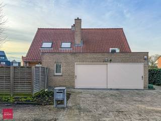 Mooie woning met zuidgerichte tuin, op wandelafstand tot centrum en station. Bestaande uit een inkomhall, living, bureel, ingerichte keuken...