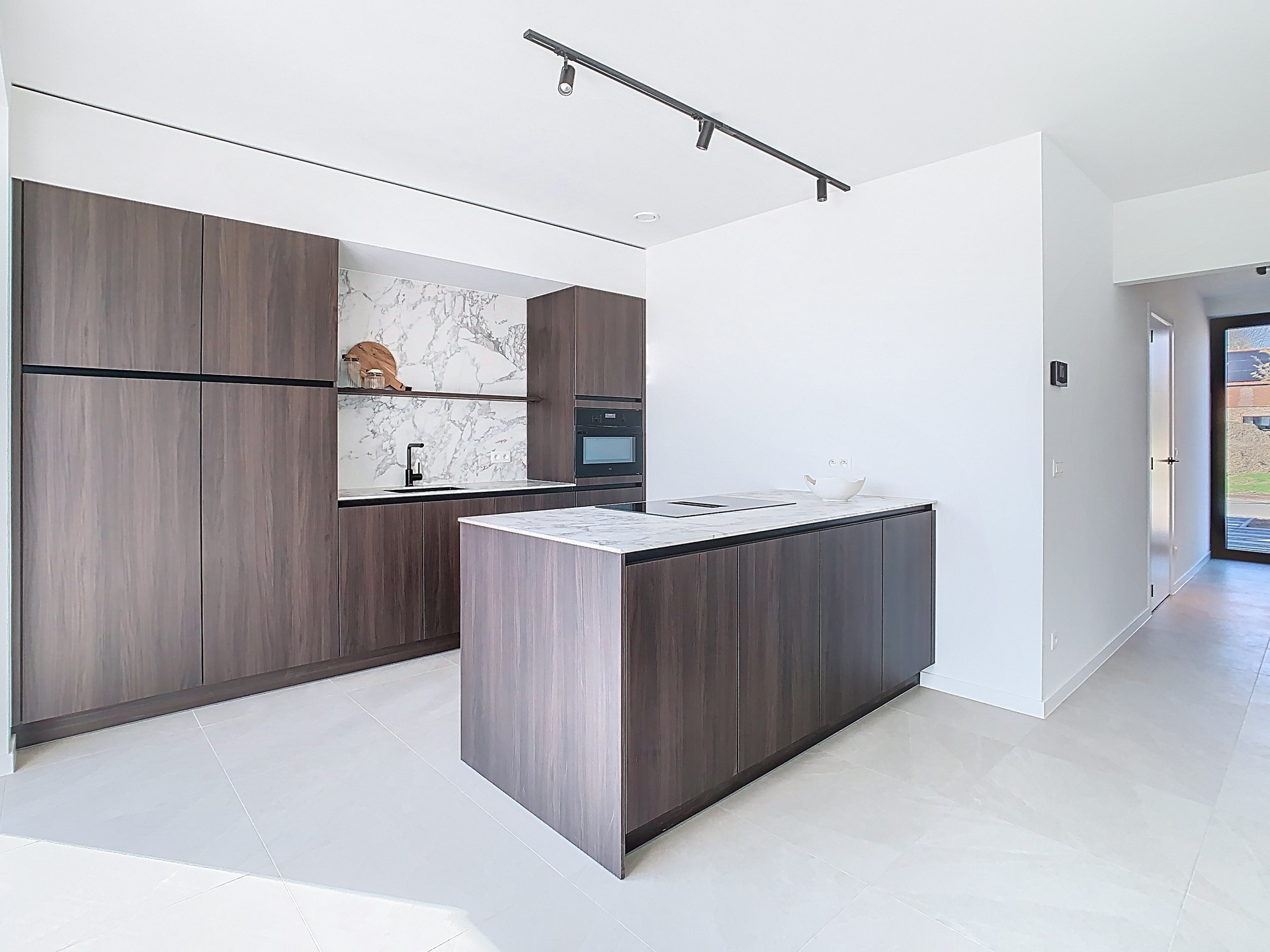 Moderne halfopen gezinswoning met 3 slaapkamers, ruime tuin en garage - foto 5