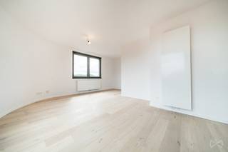 We Invest offers you this magnificent new 91 m² penthouse, located on the 5th and top floor of a small recent condominium with elevator, a...