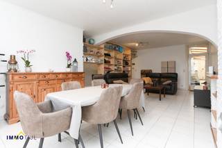 Fraaie woning op een perceel van 4a12ca, centraal gelegen te Lebbeke.Nabij het centrum van Lebbeke, bevindt zich deze goed onderhouden woning met een...