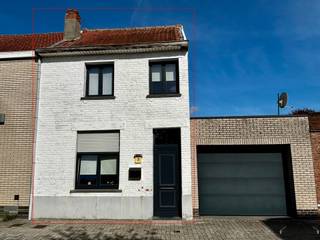 <h3><span>Rijwoning met 3 slaapkamers & tuin in hartje Hamme</span></h3><p><span>Ben je op zoek naar een ruime en praktisch ingedeelde woning op een centrale locatie in Hamme? Deze gezellige rijwoning combineert verrassend veel woonruimte met een aangename tuin en is ideaal voor wie graag alles binnen handbereik heeft.<br />Op het gelijkvloers bevindt zich een ruime leefruimte met aansluitend de moderne, volledig ingerichte keuken. Dankzij het kookeiland, de vele kasten en het natuurlijke licht is dit een fijne plek om dagelijks te koken en samen te zijn. <br />Verder beschikt de woning over een badkamer met ligbad, een praktische wasruimte en een lichtrijke veranda die rechtstreeks toegang geeft tot het terras en de tuin.</span></p><p><span>Buiten geniet je van een zongeöriënteerde stadstuin met terras, voldoende ruimte om te ontspannen en een handig tuinhuis achteraan. Een mooie extra voor een centraal gelegen rijwoning.</span></p><p><span>Op de verdiepingen bevinden zich 3 slaapkamers en een aparte bureauruimte, ideaal voor thuiswerk, studie of als hobbykamer. </span></p><p><span>De centrale ligging in Hamme maakt het plaatje compleet: winkels, scholen, horeca en andere voorzieningen bevinden zich in de nabije omgeving.</span></p><p><span>Een verrassend ruime woning met veel potentieel op een uitstekende locatie. Zeker een bezoek waard! </span></p><p><span> </span></p><p><span>Bekijk ook onze visuele tour: <span>https://web-player.walkly.app/VoT9ChdTkk3ayg4RKdVj/rku93Eh1i1E4apgSScf2/ww/public</span></span><span> </span></p>