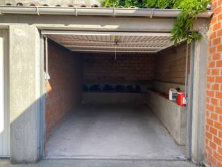 In de Kaaistraat, pal in het centrum van Oostende, bevindt zich deze garagebox op het gelijkvloers. Dankzij de directe toegang is de garage zeer...
