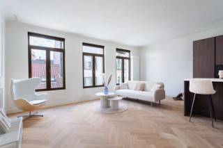 Bienvenue dans ce duplex élégant avec terrasse, situé dans un immeuble à petite échelle entièrement rénové cette année. Vous résidez ici dans un emplacement de choix à Anvers, entre le dynamique quartier 't Zuid, la charmante place Mechelseplein et le quartier animé des Théâtres. Restaurants, commerces, lieux culturels et transports en commun sont tous accessibles à pied.<br /><br />La rénovation a mis l’accent sur le confort moderne, des finitions de haute qualité et l’efficacité énergétique. Grâce aux panneaux solaires et au système domotique intégré, vous bénéficiez d’un cadre de vie durable et résolument tourné vers l’avenir.<br /><br />En entrant dans l’appartement situé au deuxième étage, vous découvrez un salon lumineux où le parquet en chevrons élégant attire immédiatement le regard. La cuisine ouverte moderne s’intègre parfaitement au séjour et est équipée d’un grand îlot central avec coin repas, d’appareils électroménagers de qualité supérieure et de placards encastrés pratiques. Depuis le salon, vous accédez directement à la terrasse couverte, un espace agréable pour profiter tranquillement de l’extérieur.<br /><br />Au troisième étage se trouvent deux chambres spacieuses, complétées par une troisième pièce polyvalente idéale comme bureau, dressing ou chambre d’amis. La salle de bains élégante dispose d’une grande douche à l’italienne, d’un meuble double vasque et de toilettes.<br /><br />Enfin, l’appartement comprend une cave pratique, parfaite pour un rangement supplémentaire.<br /><br />Une occasion unique pour qui cherche un duplex clé en main où espace, confort, durabilité et emplacement exceptionnel se conjuguent à merveille. <br />Intéressé ? Contactez LISTED pour une visite au +32 3 283 51 51.