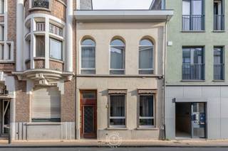 Dit <strong>veelzijdige pand </strong>biedt een interessante opportuniteit voor wie op zoek is naar een renovatieproject met potentieel. Het gebouw is momenteel ingericht als twee afzonderlijke appartementen, aangevuld met een ruime achterliggende werkruimte of atelier.<br /><br />Op het gelijkvloers bevindt zich de <strong>eerste woonunit,</strong> ingericht als een appartement met <strong>één slaapkamer</strong>. U komt binnen in de woonkamer, die toegang biedt tot de keuken, badkamer en slaapkamer. Deze unit vraagt om een grondige opfrissing, waarbij u de ruimtes volledig naar eigen smaak en wensen kunt aanpakken.<br /><br />Op de bovenliggende verdiepingen bevindt zich een ruim <strong>duplexappartement</strong> met <strong>drie slaapkamers</strong>. Hier wordt u verwelkomd in een <strong>bijzonder aangename woonkamer</strong> met een leuke indeling. Vanuit deze leefruimte brengt een trap u naar een eerste slaapkamer. Verder beschikt deze woonunit over een keuken en badkamer, die beide aan renovatie toe zijn. Op dezelfde verdieping bevindt zich nog een tweede slaapkamer. Via een volgende trap bereikt u de derde en bijzonder ruime slaapkamer, die tal van mogelijkheden biedt.<br />Voor deze bovenste woonunit geldt bovendien een <strong>renovatieverplichting in het kader van het EPC</strong>, wat meteen de kans biedt om het geheel energetisch naar een hoger niveau te tillen.<br /><br />Een extra troef bevindt zich achteraan het gebouw. Hier treffen we een <strong>ruime werkruimte, magazijn of atelier</strong> aan, met bovendien een kelder. Ook dit gedeelte is aan een grondige renovatie toe, maar biedt <strong>interessante mogelijkheden</strong> voor wie nood heeft aan extra opslag- of werkruimte, uiteraard rekening houdend met de stedenbouwkundige voorschriften.<br /><br />Belangrijk om te weten: het <strong>pand staat stedenbouwkundig gekend als één woning</strong>. De huidige opdeling in twee afzonderlijke appartementen betreft een<strong> niet-vergunde toestand</strong>. Kandidaat-kopers dienen hiermee rekening te houden en de mogelijkheden tot regularisatie of herbestemming verder te onderzoeken bij de bevoegde instanties.<br /><br />Wenst u een bezoek in te plannen voor dit pand? Bel voor info of een vrijblijvend bezoek naar 03 502 98 74 of mail naar kristof@claves.be.