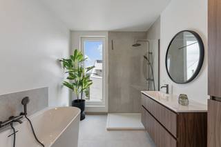 Nieuwbouwproject ‘Elegant Wonen’ biedt een aangename woonomgeving met een centrale binnentuin, in het bruisende Sint-Truiden. In dit nieuwbouwproject in afwerkingsfase hebben we nog enkele prachtige penthouses te koop! F301 bijvoorbeeld heeft een bewoonbare oppervlakte van maar liefst 133m2, beschikt over 3 ruime slaapkamers en heeft 2 zeer aangenaam terrassen.<br /><br />Ook dit nieuwbouwpenthouse beschikt over een eigen warmtepomp en PV-panelen om zo uw energiefactuur tot een minimum te beperken. Een groot pluspunt als toekomstige woonst of duurzame en kwalitatieve investering!<br /><br />Voor meer informatie ontvangen we u graag ter plaatse of bij ons op kantoor om dit prachtige project tot in de puntjes toe te lichten. Bel nu Elien Mombaerts op het nummer 0470/38.21.30.