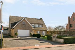 In het rustige en landelijke Roesbrugge bevindt zich deze prachtige alleenstaande villa met achterliggend gastenverblijf en weide. Een...