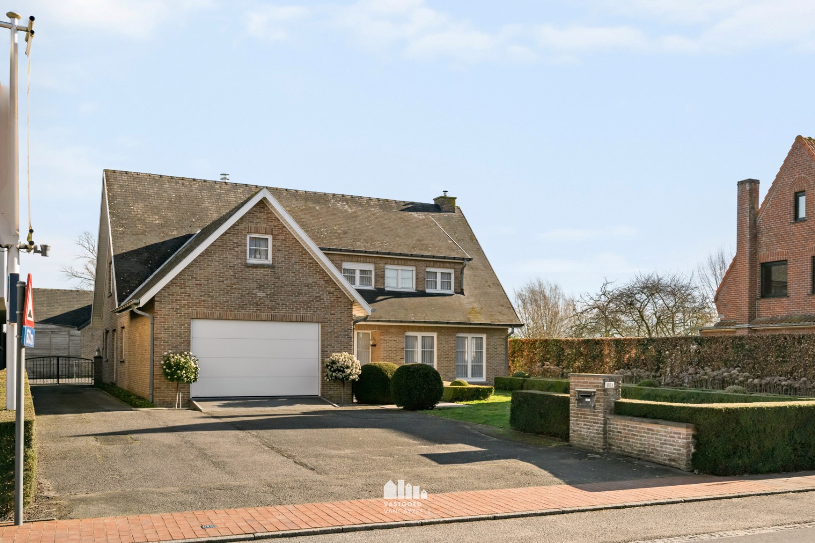 Prachtige villa met achterliggend gastenverblijf en weide op perceel 3.235m². - foto 2