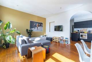 Gelegen in Anderlecht, vlakbij alle voorzieningen, biedt dit charmante 2-slaapkamerappartement een aangename combinatie van licht, comfort...