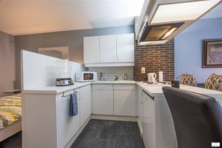 Instapklare studio met slaaphoek, gelegen op de 3e verdieping, uitgevend op de Leopoldlaan. De leefruimte heeft een open keuken en een terras vooraan . De living heeft een zetelbed alsook is er een slaaphoek (met tweepersoonsbed). In de badkamer is er een douche, wc en 1 lavabo. ( Er is een aansluiting voor wasmachine ). De grote wandkast is zeer praktisch om al je spullen in op te bergen. Deze studio wordt gemeubeld aangeboden, ze is uniek gelegen vlakbij het strand en het winkelcentrum van Middelkerke. Momenteel is deze studio verhuurd op jaarbasis.. Er is een gemeenschappelijke fietsenberging aanwezig.