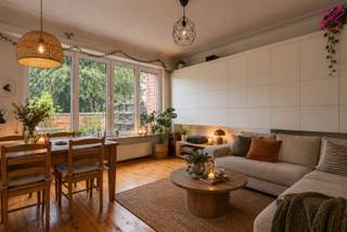 Locatie<br /><br />In de geliefde Expowijk (2020 Antwerpen), aan de Camille Huysmanslaan, bevindt zich deze slim ingedeelde studio met terras. Je woont hier op een uitstekende locatie, vlak bij enkele buurtwinkels, openbaar vervoer en parken. Bovendien geniet je van een vlotte verbinding naar het stadscentrum.<br /><br />Beschrijving<br /><br />Via de aparte inkomhal kom je de studio binnen. De lichtrijke leefruimte werd slim ingedeeld en beschikt over een discreet weggewerkte slaaphoek, waardoor je geniet van de nodige privacy zonder het open ruimtegevoel te verliezen. Verder beschikt de studio over een aparte badkamer en een praktische berging met aansluiting voor een wasmachine en droogkast. Als extra troef is er een aangenaam terras van 15m² (waarvan 3m²) vergund waar je in alle rust kan genieten. <br /><br />De maandelijkse kosten bedragen 200 euro. Deze omvatten: verwarming, water, blokpolis, schoonmaak en syndicus. <br /><br />Belangrijke troeven<br /><br />- Slim geïntegreerde slaaphoek<br />- Extra Kelder <br />- instapklaar <br />- Zuid-oost geörienteerd terras <br />- Asbestveilig<br />- Elektriciteit conform <br /><br />Verplichte vermeldingen <br />- EPC: 316 kWh/m²/jaar<br />- P-score: B<br />- G-score: B<br />- Stedenbouwkundige inlichtingen in aanvraag