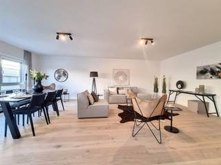 <p><span>Cet appartement aux finitions luxueuses se trouve dans une résidence intimiste de 6 logements. On y pénètre par le hall d'entrée central qui donne accès à toutes les pièces de l'appartement. Nous commençons par le salon exceptionnellement spacieux (42 m²), auquel se raccorde une cuisine ouverte équipée de tout le confort nécessaire. Depuis la cuisine, on accède également à un débarras attenant, idéal pour entreposer les provisions. La salle de bains a été aménagée avec le souci du détail et est ainsi équipée d’une magnifique douche à l’italienne, d’un meuble de salle de bains avec deux lavab's, d’un radiateur sèche-serviettes et d’un miroir éclairé. Les deux chambres spacieuses peuvent chacune accueillir un lit double et une grande armoire. De plus, cet appartement bénéficie d’une jolie terrasse qui, cerise sur le gâteau, est orientée au sud. À l’arrière se trouvent un garage pratique et un débarras séparé. Idéal pour la voiture, le vélo, les poubelles et autres. L’espace de rangement ne manque donc pas.</span></p><p><span>Il n'y a pas de charges communes supplémentaires.</span></p><p><span>L'appartement sera disponible le 1er septembre 2026.</span></p><p><span>Pour une visite, contactez-nous au 015 200 999 ou à l'adresse info@vastgoedplus.be</span></p>