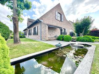 Perfect onderhouden woning met een royale woonoppervlakte van 251 m²; Ligging vlakbij het centrum, openbaar vervoer, spoorlijn en...