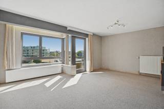Ontdek dit prachtig gelegen 2-slaapkamerappartement te Koksijde Sint-Idesbald. Gelegen op de 2e verdieping van de kleinschalige residentie Myriam, op 150m van het strand en vlakbij openbaar vervoer en de winkelstraat. <br /><br />Dit op te frissen / te renoveren appartement beschikt over een ruime open inkom, lichtrijke leefruimte met klein balkon. Aansluitend is er de open keuken, een apart toilet, badkamer met ligbad en douche en 2 ruime slaapkamers. <br /><br />Mogelijkheid tot het bijkopen van privé-staanplaats in het gebouw ertegenover maakt het plaatje compleet, waardoor u zorgeloos kunt genieten van uw nieuwe thuis / verblijf, op een toplocatie met nabijheid tot het strand en de voorzieningen van Koksijde Sint-Idesbald.<br /><br />Mis deze unieke kans niet en contacteer ons voor een bezoek tel. 058 622 815. <br /><br />EPC: 171 kWh/m² - UC: 3838022 (KLASSE B - GEEN RENOVATIEPLICHT) - (Gvg, Wg, gmo, Gvkr, Gvv) - Ref. NI27493