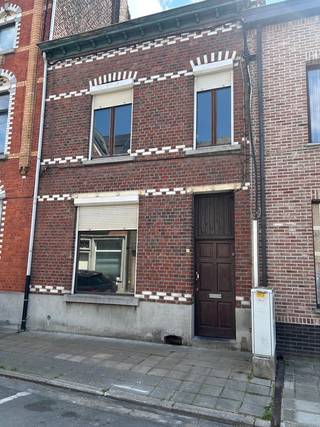 VOLLEDIG TE RENOVEREN EENGEZINSWONING MET TUIN EN MOGELIJK 4 SLAAPKAMERS. Zeer statige burgerwoning aan de stadsrand in een rustige straat...