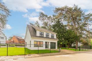 <p>Op de Pater damiaanstraat 1, vindt u deze volledig gerenoveerde (2026) en energiezuinige woning.<br /><br />Dankzij de doordachte indeling en een ruim bewoonbare oppervlakte op een perceel van 470m², is dit een ideale thuis voor gezinnen die op zoek zijn naar ruimte en praktisch gebruiksgemak.</p>
<p>De woning telt 2 bouwlagen, vier ruime slaapkamers, 2 badkamers, een wasplaats, kelder, ruime leefruimte, zolder en een inpandige garage.</p>
<p>De leefruimte is voorzien van grote raampartijen die voor een overvloed aan natuurlijk licht zorgen. De open keuken is volledig uitgerust en kijkt uit op de groene omgeving en heeft een directe toegang tot het terras en de tuin. Aangrenzend bevindt zich een praktische sportdouche uitgerust met wc en douche.</p>
<p>De woning telt op het verdiep vier slaapkamers van 10m² tot 17m² en een ruime badkamer voorzien van een wastafel, bad, douche en toilet.</p>
<p>Verder een ruime inpandige garage én een kelderruimte, ideaal aansluitend aan de keuken.</p>
<p>De tuin is netjes aangelegd en is voorzien van nieuw hekwerk.<br />Er zijn 2 terassen voorzien, ideaal als gezellige zithoek. <br /><br />De ligging van de woning is eveneens een troef. <br />Nabij openbaar vervoer, winkels en restaurants en scholen.<br /><br /><strong>TROEVEN:</strong></p>
<p>Deze energiezuinige woning is werkelijk voorzien van alle comfort.<br />- Zonnepanelen<br />- conforme elektrische keuring<br />- EPC 135 Kwh/m²J! <br />- Asbest vrij</p>