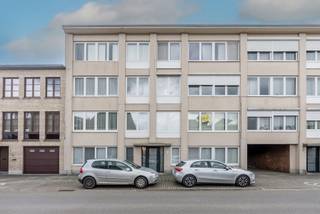 <strong>KIJKDAG - Kom zaterdag 26 september vrijblijvend langs tussen 10u en 11u30u, geen afspraak nodig.<br /><br />Centraal gelegen appartement in het centrum</strong><br /><br />Bent u op zoek naar een appartement op een toplocatie? Dit lichtrijk appartement aan het Solveld ligt midden in het centrum — alles binnen handbereik. Dankzij de open indeling en de grote lichtinval voelt u zich hier meteen thuis.<br /><br />Bij het betreden van het appartement komt u binnen in een inkomhal. Vanuit hier heeft u toegang tot de twee slaapkamers, de badkamer en de ruime leefruimte. De badkamer is voorzien van een douche, toilet en wastafel.<br /><br />De living, eetruimte en volledig geïnstalleerde keuken vormen één mooi geheel — open, luchtig en gevuld met natuurlijk licht. Een aangename plek om te ontspannen of gezellig samen te eten.<br /><br />Eén van de slaapkamers heeft rechtstreeks toegang tot een terras — ideaal om 's ochtends rustig te genieten van een kop koffie. Verder beschikt het appartement over een handige berging voor extra opbergruimte.<br /><br />De centrale ligging aan het Solveld is een absolute troef: winkels, horeca en openbaar vervoer zijn allemaal op wandelafstand. Dit appartement combineert wooncomfort met de levendigheid van het centrum — een kans die u niet wil missen.
