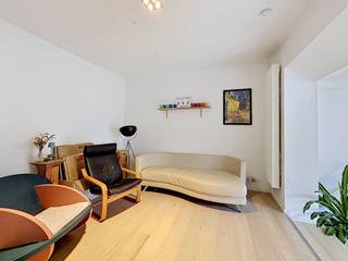 In de Spijkstraat bevindt zich deze ruime en gezellige woning met drie ruime slaapkamers en een leuke tuin. <br />Een ideale thuis voor wie comfortabel en rustig wil wonen, met alle stadsvoorzieningen binnen handbereik.<br /><br />De woning is gunstig gelegen met een vlotte verbinding naar het centrum, openbaar vervoer, winkels, scholen en de belangrijkste invalswegen, zonder in te boeten aan rust en comfort.<br /><br />Indeling van het pand: <br />Inkomhal - toilet - keuken - leefruimte - slaapkamer 1 - badkamer - slaapkamer 2 - slaapkamer 3 met zolderruimte - tuin met overdekt terras en tuinberging.<br /><br />Beschikbaar vanaf 01/09/2026.