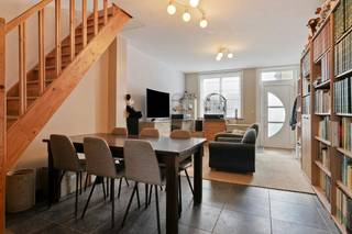 Dit volledig vernieuwd huis te koop (2013) combineert comfort, een gunstig EPC én goede ligging.<br />Er is bovendien een directe toegang via de Korte Bruggestraat — ideaal voor de fietsen en vuilnisbakken.<br />De ligging is perfect, vlak bij het centrum en met een vlotte aansluiting op de ring.<br /><br />Indeling:<br />Gelijkvloers: Gezellige, lichtrijke living (27 m²) met een open, ingerichte keuken (7 m²) voorzien van een combi-oven en keramische kookplaat. Aansluitend vind je de badkamer (4 m²) met ligbad/douchewand, lavabo en toilet, plus een praktische wasplaats/berging (4 m²).<br /><br />Eerste verdieping: 2 volwaardige slaapkamers (11,5 m² en 9,5 m²), waarvan één voorzien van een mezzanine.<br /><br />Of je nu een eigen stek zoekt zonder verbouwingszorgen of een investering met een mooi huurrendement: dit pand vinkt alle vakjes af!<br /><br />Interesse in een bezoek? Neem snel contact op met Charlotte Druant op 0474969298 of mail naar charlotte.druant@dewaele.com.<br /><br /><br /><br /><br />Bestuursmaatregelen in het maatregelenregister: nee