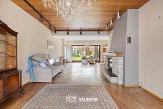 VALIMMAS verkoopt deze riante en zeer verzorgde villa met garage en mooi aangelegde, zuidgeoriënteerde  tuin...    

Het gelijkvloers bestaat uit een inkomhal met vestiaireruimte en traplift, een toilet met handwasbakje, een bureel, een ingerichte keuken, en een ruime living in L-vorm (± 50m²) met inbouwhaard en zicht op het (deels overdekte) zonneterras en de tuin.   
De verdieping herbergt een overloop met bergkast en toilet, vier grote slaapkamers en een badkamer met douche.   
De zolderruimte is thans bereikbaar via een luik, maar kan desgewenst nog verder ingericht worden.   
De woning is tevens volledig onderkelderd en omvat een garage, een werkplaats, een wasplaats, een wijnkelder, proviandkelder en stookplaats.   

Centraal gelegen, nabij de grens met het Brussels Gewest. Bushaltes, tramhalte en station Bijgaarden binnen wandelafstand. Uitstekende Mobiscore = 8,7/10. Ook makkelijke verbindingen naar Ring 0, E40, Brussel, diverse industriezones, …    