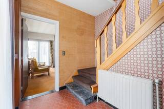 Deze halfopen bebouwing in Eeklo biedt een unieke kans voor wie op zoek is naar ruimte en de mogelijkheid om een woning volledig naar eigen smaak...