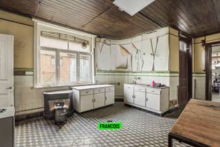 In Reningelst op 5 minuten van Poperinge bevindt zich deze ruime volledig te renoveren woning. De woning is gelegen op een perceel van 410m² en...